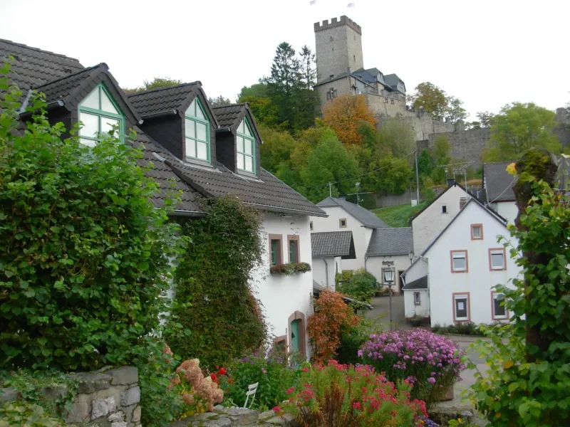 Dorfansicht Kerpen mit Burg im Hintergrund